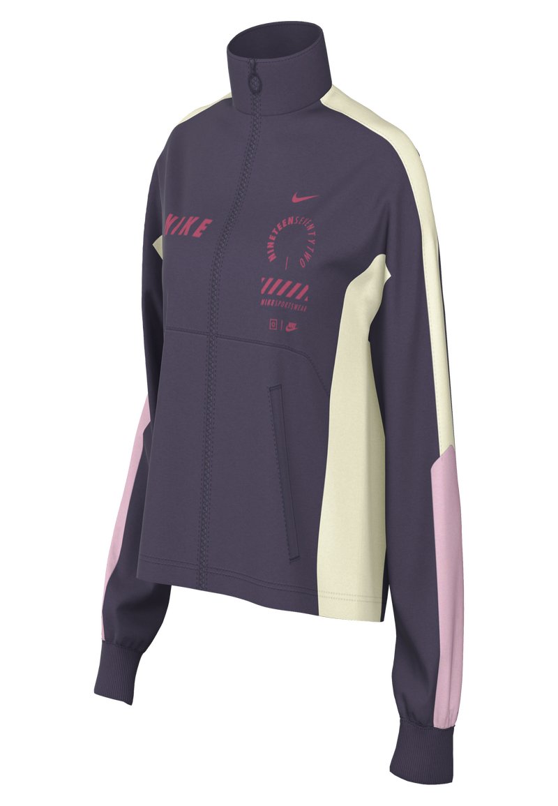 Chaqueta Nike con cuello alto, cierre frontal con cremallera, en tonos púrpura oscuro, crema y rosa claro. Presenta logotipos y un diseño de paneles contrastantes para un estilo moderno.
