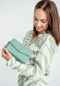 VUCH MOANA DUSTY - Taška s příčným popruhem - green