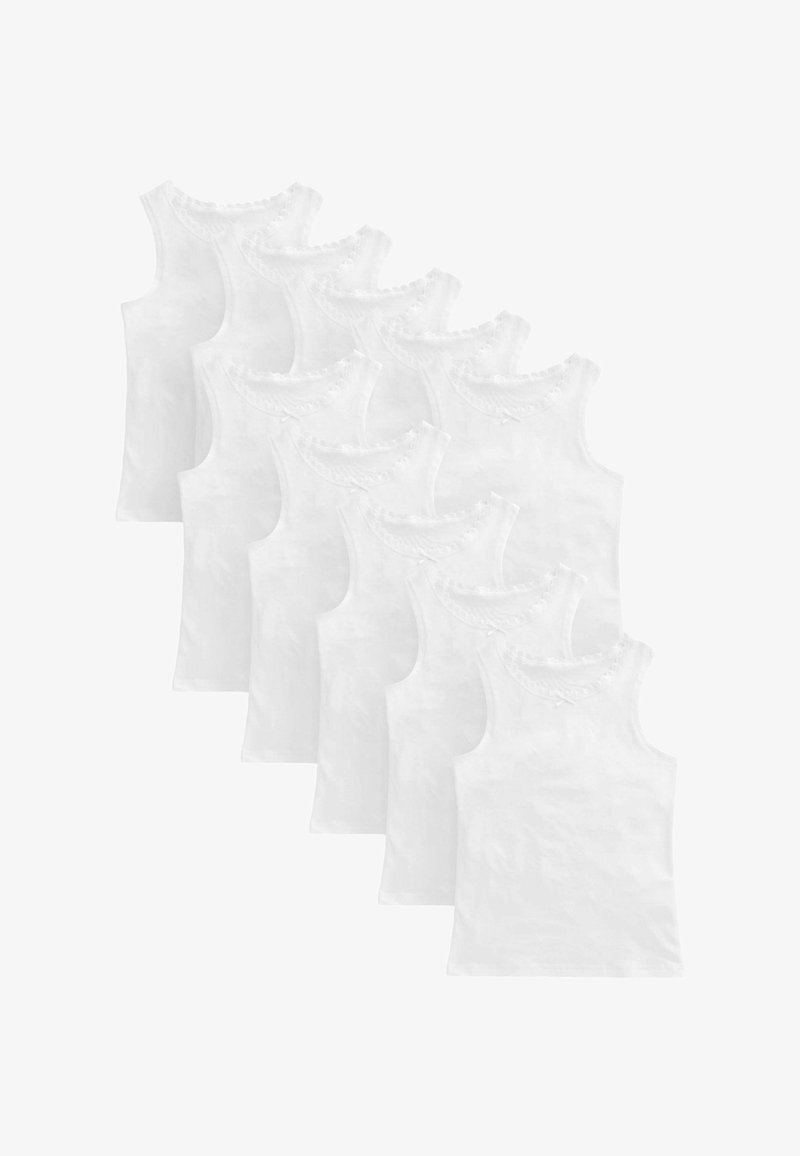 Dix débardeurs blancs sans manches avec bordure en dentelle autour du cou, disposés en motif chevauchant décalé sur un fond blanc.