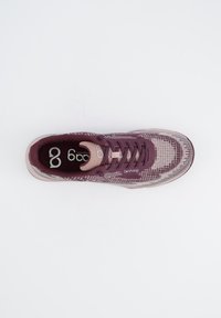 Chaussure de sport violette avec une tige en maille texturée, des accents légers et un design à motifs. Présente des lacets tonaux et une semelle intérieure rembourrée.