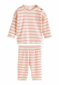 Set di pigiama a righe crema e rosa, composto da una maglietta a maniche lunghe con dettagli a bottoni e pantaloni con elastico in vita, entrambi con bordi ondulati.