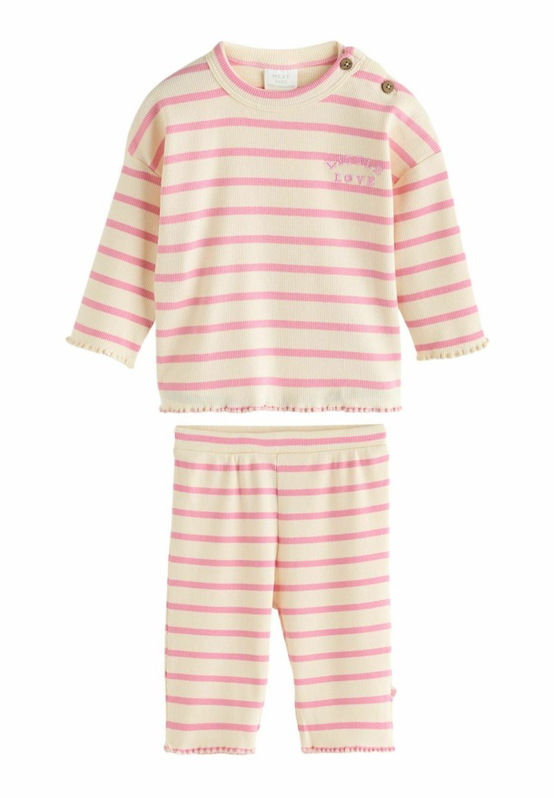Set di pigiama a righe crema e rosa, composto da una maglietta a maniche lunghe con dettagli a bottoni e pantaloni con elastico in vita, entrambi con bordi ondulati.
