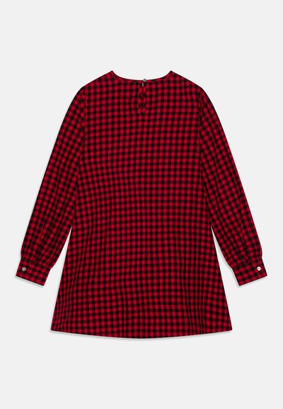 Κόκκινο και μαύρο καρό φόρεμα με μακριά μανίκια, στρογγυλή λαιμόκοψη και κλείσιμο με κουμπί στην πλάτη. Απαλή υφή και άνετη γραμμή.