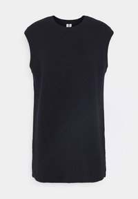 Marinblå ärmlös topp i texturerad tyg, med rund halsringning och sidokilar för ökad rörelsefrihet. Enkel, minimalistisk design.