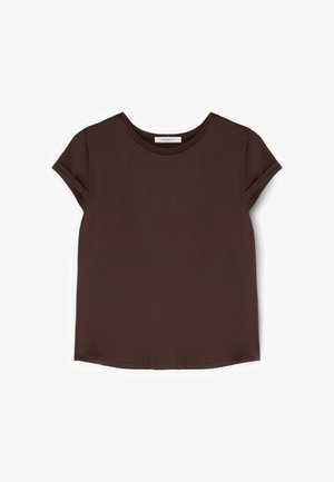 Ciemnobrązowa damska koszulka z krótkim rękawem, okrągłym dekoltem i podwiniętymi mankietami, rozłożona na płasko na białym tle.