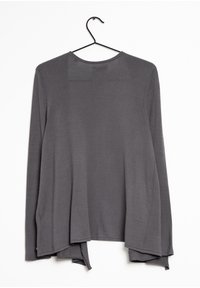 Maglietta grigia a maniche lunghe con scollatura tonda, caratterizzata da un orlo posteriore a due strati, texture liscia e vestibilità comoda. Appesa a un gancio nero.