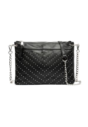 Černá kožená kabelka přes rameno se stříbrnými hroty uspořádanými do vzoru rybí kostry, stříbrným řetízkovým popruhem, zapínáním na zip a logem značky.