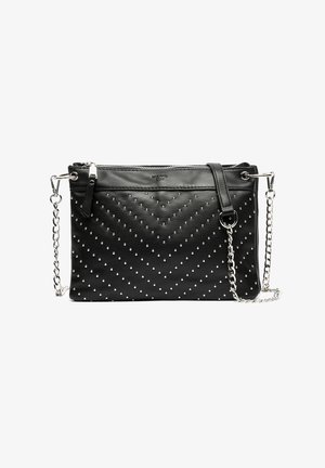 Sac bandoulière en cuir noir avec des clous argentés disposés en motif chevrons, une bandoulière en chaîne argentée, une fermeture éclair et le logo de la marque.