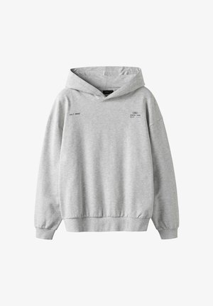 Hall hallipusa, mis on valmistatud pehmest kangast. Sellel on suur eesmine tasku, soonikkoes varrukaservad ja nööriga kapuuts. Esiküljel on trükitud tekst.