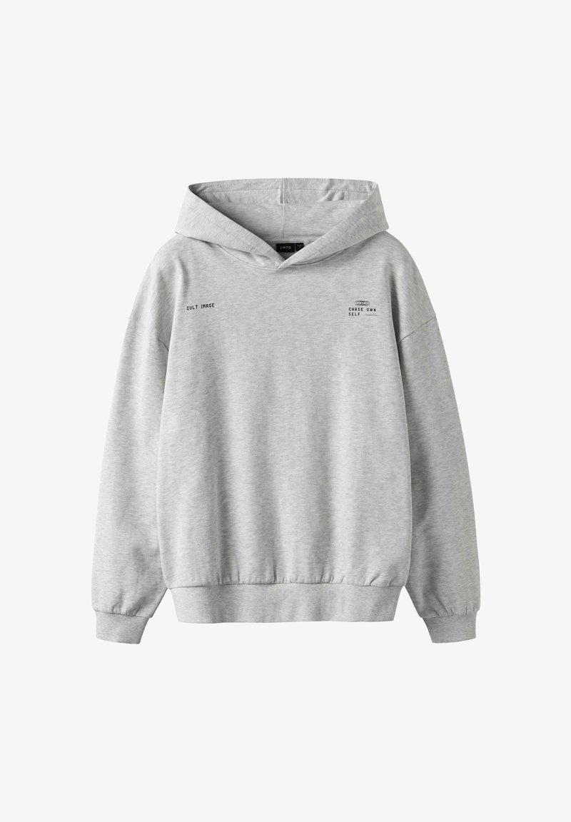 Felpa grigia con cappuccio realizzata in tessuto morbido. Presenta una grande tasca frontale, polsini a coste e cappuccio con coulisse. Include testo stampato sul davanti.