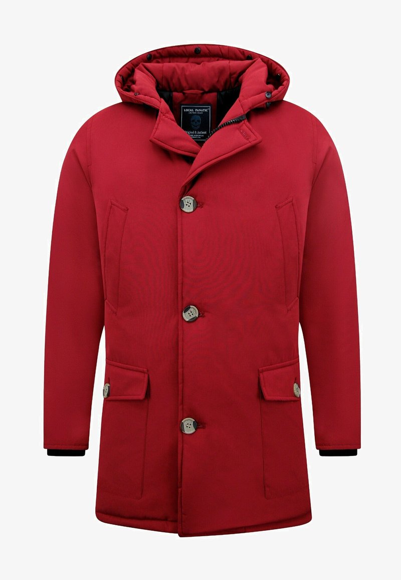 Rode jas met capuchon en ritssluiting, voorzien van twee steekzakken aan de voorkant, knoopdetails en een gladde, waterafstotende stoftextuur.