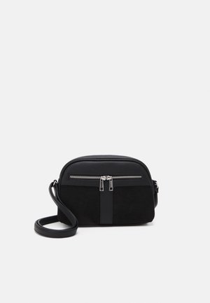Sort crossbody taske med et strømlinet design, der kombinerer glatte og ruskindsagtige teksturer. Den har en lynlåslukning og en justerbar skulderrem.