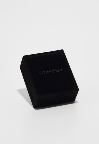 Melna samtaina kvadrātveida rotaslietu kaste ar faktūru, uz kuras augšpuses ir iegravēts zīmola nosaukums "PATTARAPHAN".