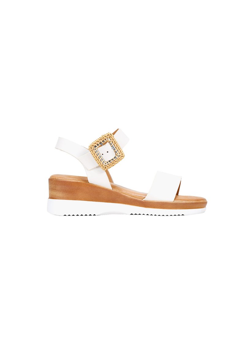 Sandalias de cuña blancas con dos tiras anchas y un detalle de hebilla texturizada. Media suela de madera de color marrón claro y suela de goma blanca con un dibujo en relieve.