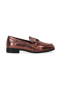 Bronzen metallic loafers met een gestructureerde afwerking, voorzien van een zwarte gesp en een kleine hak. Gladde neus en slank ontwerp.