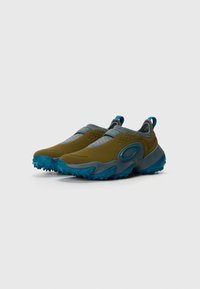 Buty sportowe w oliwkowym zielonym i niebieskim kolorze, z teksturowaną cholewką, oddychającą siateczką oraz wytrzymałą, bieżnikowaną podeszwą.