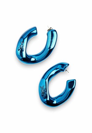 Deux boucles d'oreilles épaisses en forme de fer à cheval bleu métallique avec de petites gravures d'insectes près de la courbure, exposées sur un fond blanc.