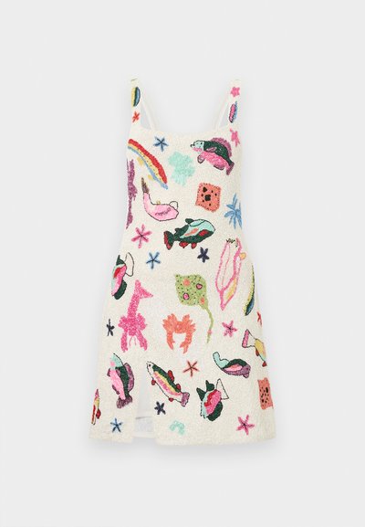 Λευκό αμάνικο φόρεμα με πολύχρωμες κεντητές θαλάσσιες δημιουργίες, κοχύλια, αστερίες και μοτίβο ουράνιου τόξου σε όλη την επιφάνεια.