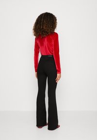 ONLY Vaqueros a campana - black denim