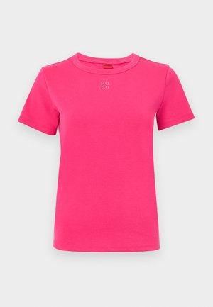 Jasnoróżowa bawełniana koszulka z krótkim rękawem, okrągłym dekoltem i małym białym logo "HUGO" na piersi. Gładka tekstura, klasyczny fason.