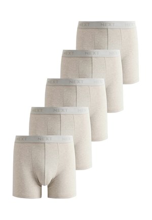 Vijf beige heren boxershorts met lichtgrijze taillebanden, elk bedrukt met het woord "NEXT" in grijze tekst.