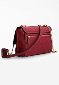 Rød skuldertaske i kunstlæder med en gylden kædestrop, lynlåslommer, præget logomønster og struktureret rektangulær form.