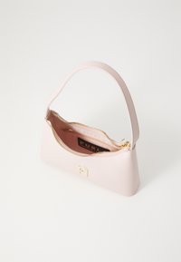 Sac à main en cuir rose avec un design arrondi, une poignée simple, une fermeture éclair dorée et une poche intérieure. Présente un accent de logo doré.