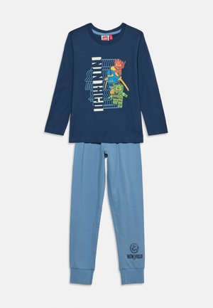 Barns blå tvådelade pyjamas med långa ärmar, med LEGO Ninjago-figurer på toppen och Ninjago-logotyp på byxorna.