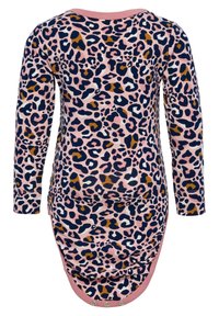 Langdurige mouwjurk van roze stof met een multikleurige luipaardprint. Rond de hals met een effen roze bies en drukknoopsluiting aan de onderkant.