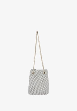 Geantă tip rucsac din plasă metalică de culoare argintie, cu un model texturat, având eyelets de culoare aurie și o curea din lanț argintie.