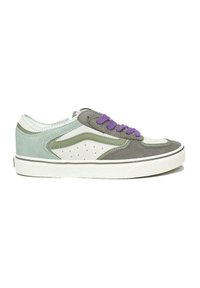 Zapatilla de tipo bajo con paneles grises, verdes y blancos. Presenta cordones morados, diseño perforado y una suela de goma blanca.