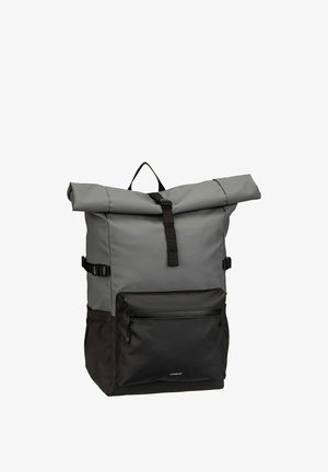 Zaino roll-top in grigio e nero, realizzato in materiale resistente. Dotato di spallacci regolabili, tasca frontale con zip e texture liscia.