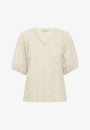 Bijela bluzica s V-izrezom, kratkim napufanim rukavima, teksturiranom tkaninom koja sadrži geometrijske izreze i cik-cak uzorke na prednjem dijelu.