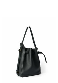 Borsa a secchiello in pelle nera con superficie testurizzata, tracolla regolabile e due bande decorative orizzontali sulla parte superiore.