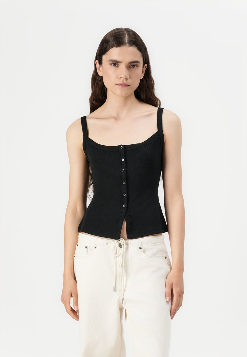 Zwarte geribde tanktop met een vierkante halslijn en verstelbare bandjes, voorzien van een knoopsluiting aan de voorkant en een getailleerde pasvorm.