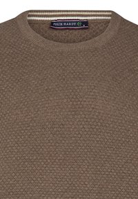 Maglione marrone lavorato a maglia con un motivo a nido d'ape testurizzato, scollatura rotonda a costine e una striscia decorativa sul colletto interno.