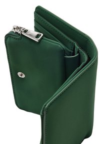 Zielony portfel na zamek z wieloma przegrodami, wykonany z gładkiego materiału, z srebrnym okuciem i kontrastowymi szwami. Płaski design.