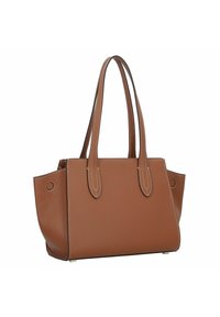 Bruine leren draagtas met dubbele handvatten, voorzien van een gestructureerde afwerking en witte stiksels langs de naden. De bodem heeft kleine metalen pootjes.