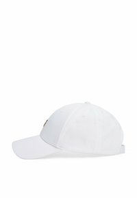 Cappello bianco in cotone con visiera curva, dotato di un logo dorato sul davanti e una fascia regolabile sul retro.