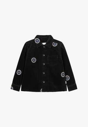 Μαύρο πουκάμισο από χοντρό βελούδο με μπλε και κρέμ κεντημένες ανθολογίες, σχεδίαση με κουμπιά, γιακά, μία τσέπη στο στήθος και μανίκια με μανσέτες.