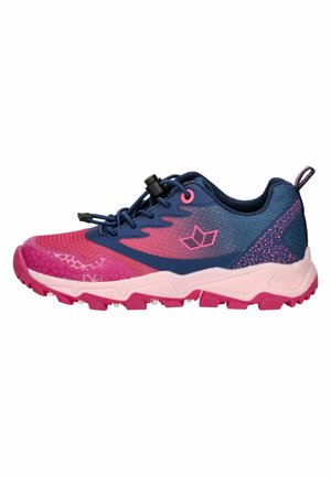 Trailrunning-Schuh in Pink und Marineblau mit strukturierter Sohle, Schnellverschluss-System und gebrandetem Seitenlogo.