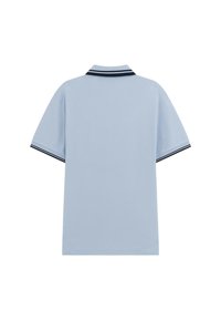 Polo shirt azzurro chiaro a maniche corte con colletto classico, caratterizzato da dettagli a righe blu navy sul colletto e sulle maniche. Tessuto di texture liscia.