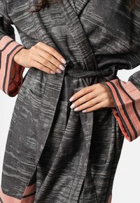 MAЯSIKØH Hommikumantel - black