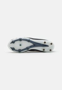 Scarpa da football nera con parte superiore in materiale sintetico, dotata di suola bianca traslucida e sei tacchetti rotondi per una migliore trazione. Il design curvo migliora le prestazioni.