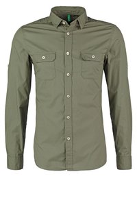 Chemise à manches longues vert olive en tissu léger, dotée de deux poches poitrine, d'un fermoir à boutons et de pattes de manche réglables.