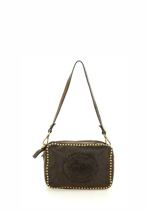 Borsa a tracolla in pelle marrone con borchie dorate che delineano la parte anteriore, con testo italiano in rilievo e un disegno paesaggistico al centro.