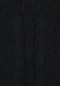 Cardigan negru cu dungă, cu o textură moale și un design cu deschidere frontală. Țesătura pare groasă, oferind căldură și confort.