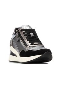Zapatilla negra y plateada con acabado texturizado, que cuenta con una cremallera lateral, diseño de cordones y una suela de cuña para mayor altura.