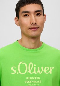 s.Oliver MIT GROSSEM LABEL - T-shirt print - grün