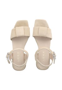 Beige Wildledersandalen mit breiten Oberriemen und einer vorderen Schleifendekoration. Verfügt über einen Knöchelriemen und einen Schnallenverschluss sowie eine flache Sohle.